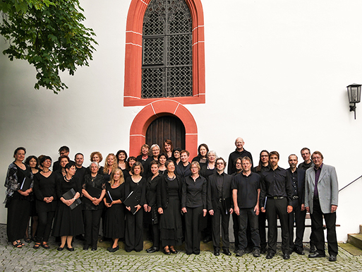 Der Mainzer Madrigalchor 2016 vor der Evangelischen Kirche Wörrstadt